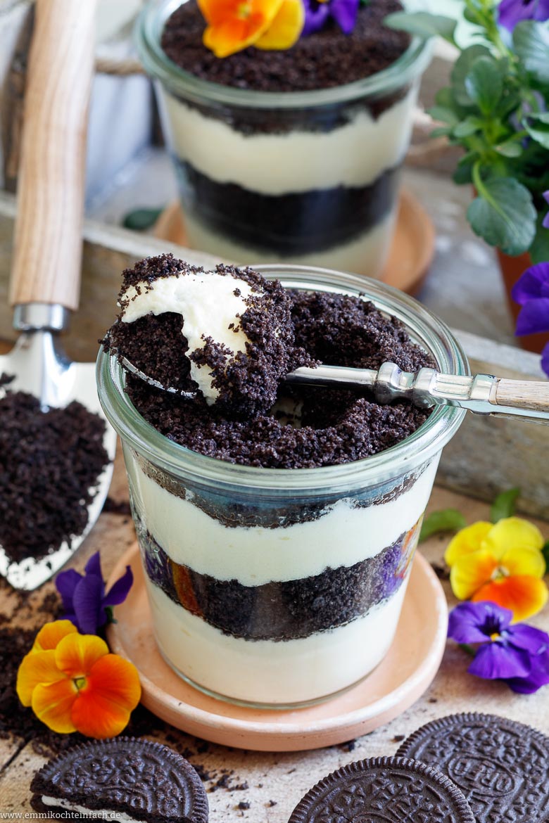 Oreo Vanillecreme Dessert mit Blumengruß - ein schnelles Schichtdessert - www.emmikochteinfach.de