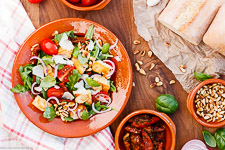 Mediterranean bread salad &ndash; quickly and easily made