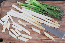 Asparagus quiche with white and gr&uuml;nen asparagus