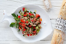 Simple tuna salad with tomatoes and peppers